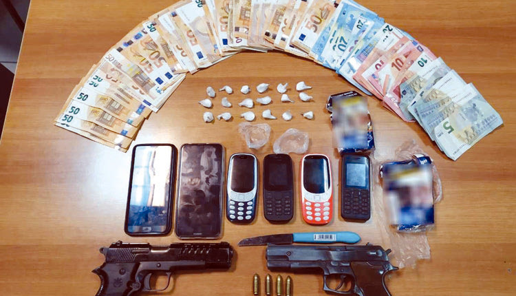 Τα ναρκωτικά και τα όπλα που βρήκε η Αστυνομία