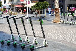 ηλεκτροκίνητα πατίνια στην καρδιά της πόλης