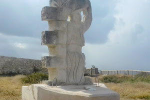 Αφιερωμένο στις χιλιάδες ψυχές αμάχων που θυσιάζονται στη Μεσόγειο είναι το  έργο του Μανώλη Χαρκούτση με τίτλο ‘No more war’