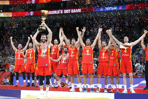 Ο Ρούντι Φερνάντεθ σήκωσε το τρόπαιο του Παγκοσμίου Κυπέλλου για την Ισπανία