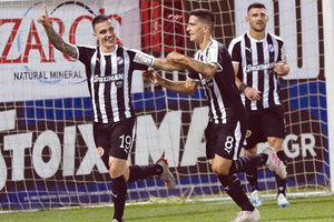 Ο Τσιλιαννίδης με τον Μάνο πανηγυρίζουν