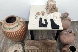 Ο αρχαιοφύλακας με τα αρχαία αντικείμενα