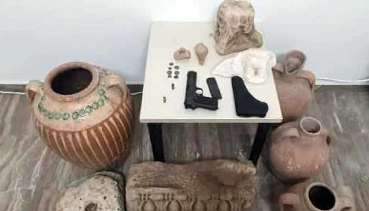 Ο αρχαιοφύλακας με τα αρχαία αντικείμενα