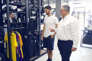 Ο Μιχάλης Μπούσης με τον γιο του Δημήτρη στην μπουτίκ του ΟΦΗ