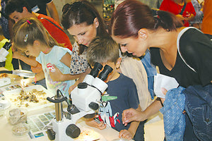 Τα παιδιά ενθουσιάζονται με τη Βραδιά Ερευνητή στο ΕΛΚΕΘΕ