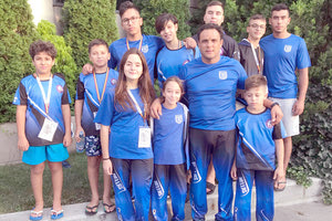 Οι αθλητές του Αθλόπολις με τον προπονητή τους