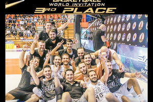 Οι παίκτες του ΟΦΗ πανηγυρίζουν την τρίτη θέση στο τουρνουά της Ταϊλάνδης