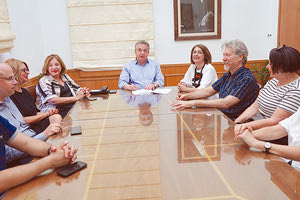 το περιφερειακό Πρόγραμμα Κρήτης 2014-2020 μετά την υπογραφή τους από τον Περιφερειάρχη Κρήτης Σταύρο Αρναουτάκη