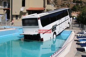 Λεωφορείο από τη Σητεία σε πισίνα της Κεφαλονιάς!
