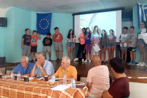 Οι  μαθητές στα 6ο & 44ο Δημοτικά Σχολεία Ηρακλείου, καθώς υποδέχτηκαν στο σχολείο τους διακεκριμένους ποιητές από την Ελλάδα και πολλές χώρες του κόσμου, στο πλαίσιο του πρώτου Διεθνούς Φεστιβάλ Ποίησης