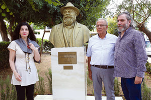 Tα αποκαλυπτήρια της προτομής του Μανόλη Ρασούλη πίσω από τη θύρα 1 στο παρκάκι της γωνίας των οδών Ισαύρων και Πετλέμπουρη