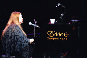 Η Λένα Πλάτωνος επιστρέφει στην πόλη της, στην αποχαιρετιστήρια συναυλία του καλοκαιριού