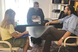 Με εκπροσώπους των εργαζομένων του προγράμματος Κοινωφελούς Εργασίας του ΟΑΕΔ στον Δήμο Ηρακλείου συναντήθηκε ο βουλευτής νομού Ηρακλείου ΣΥΡΙΖΑ Χάρης Μαμουλάκης.