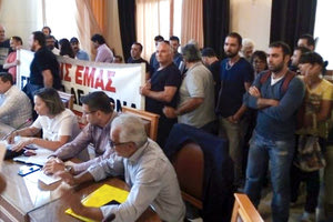 οι εργαζόμενοι στο εργοστάσιο ανακύκλωσης, οι οποίοι παρευρέθηκαν μαζικά στο Δημοτικό Συμβούλιο Ηρακλείου