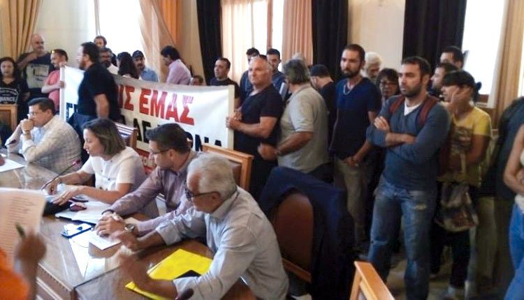 οι εργαζόμενοι στο εργοστάσιο ανακύκλωσης, οι οποίοι παρευρέθηκαν μαζικά στο Δημοτικό Συμβούλιο Ηρακλείου