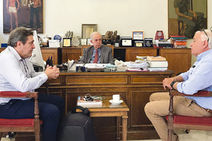 Ο βουλευτής Νίκος Ηγουμενίδης, ο δήμαρχος Β.Λαμπρινός και ο πρόεδρος της ΔΕΥΑ Ηρακλείου κ.Γιώργος Βουρεξάκης.