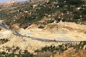 Ο δρόμος της Μεσσαράς στο σημείο των κατολισθήσεων