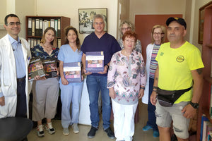 παράδοση εγκυκλοπαιδικού υλικού από τη Διοίκηση του Συλλόγου Μαραθωνοδρόμων Κρήτης στη Δερματολογική Κλινική του Πανεπιστημιακού Νοσοκομείου Ηρακλείου