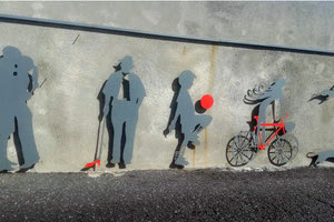 βανδαλισμός της κατασκευής που φιλοτεχνήθηκε από τον αρχιτέκτονα – εικαστικό  Βασίλη Βασιλειάδη στον  βόρειο λιμενοβραχίονα του Ηρακλείου, μαζί με άλλα έργα τέχνης