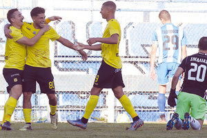 Ο Μπαράτα πανηγυρίζει μαζί με Ροβύθη, Έφορντ το γκολ που πέτυχε