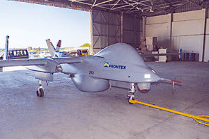 το μη επανδρωμένο αεροσκάφος drone της Frontex που βρίσκεται στο αεροδρόμιο Τυμπακίου