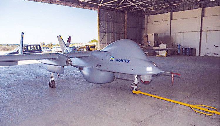 το μη επανδρωμένο αεροσκάφος drone της Frontex που βρίσκεται στο αεροδρόμιο Τυμπακίου
