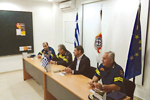 ο αρχηγός της Πυροσβεστικής Υπηρεσίας Βασίλης Ματθαιόπουλος κατά την επίσκεψη του στο Ηράκλειο