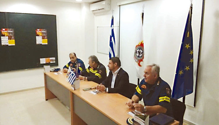 ο αρχηγός της Πυροσβεστικής Υπηρεσίας Βασίλης Ματθαιόπουλος κατά την επίσκεψη του στο Ηράκλειο