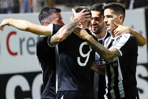 οι παίκτες του ΟΦΗ πανηγυρίζουν