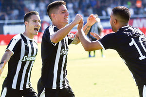 Ο Νέιρα πανηγυρίζει το γκολ που πέτυχε μαζί με Ναμπί και Κοροβέση