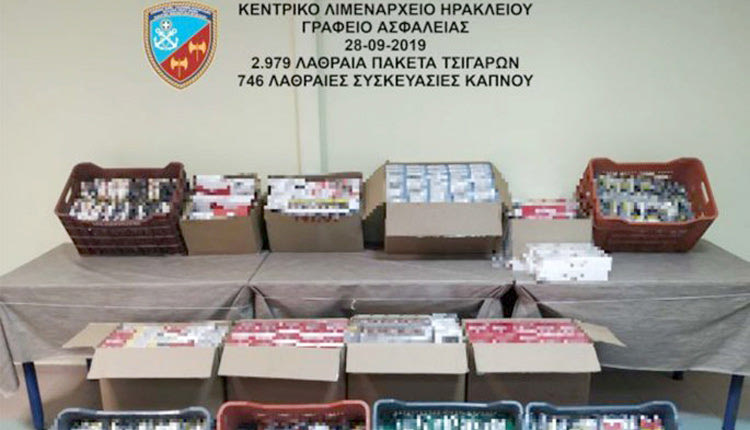 συνελήφθησαν από στελέχη του Λιμεναρχείου Ηρακλείου για κατοχή παράνομων καπνικών προϊόντων.