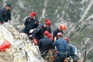Άνδρες της ΕΜΑΚ έκαναν καταρρίχηση σε βάθος πολλών μέτρων