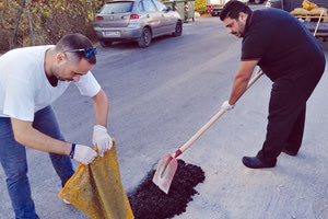 Αποκαθιστούν φθορές στο οδόστρωμα σε Γάζι, Αμμουδάρα και Τσαλικάκι