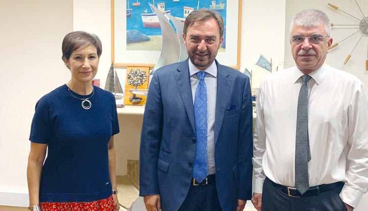 Με τον γενικό διευθυντή του Υπουργείου Εσωτερικών, Κύπρο Κυπριανού, είχε συνάντηση ο αντιπεριφερειάρχης Κρήτης για Ευρωπαϊκά και Διεθνή Θέματα, Γιώργος Αλεξάκης.