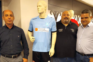 Ο πρόεδρος του Πόρου κ. Ασσαργιωτάκης με παράγοντες στην παρουσίαση της φανέλας του Πόρου