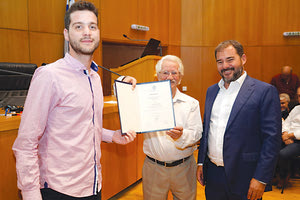 Ο υποψήφιος διδάκτορας στο Τμήμα Φυσικής του Πανεπιστημίου Κρήτης, κ. Ραφαήλ Σκαλίδης, στον οποίο απονεμήθηκε χθες το πρώτο βραβείο του Συλλόγου Φίλων Ιδρύματος Τεχνολογίας και Έρευνας.