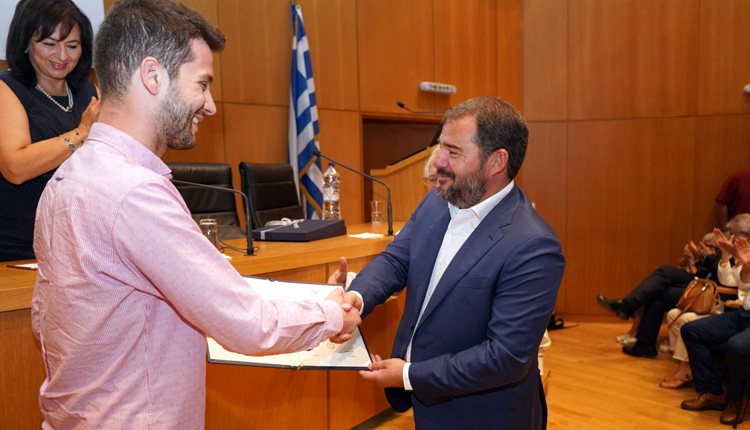 Την απονομή του βραβείου στον υποψήφιο διδάκτορα στο Τμήμα Φυσικής του Πανεπιστημίου Κρήτης, κ. Ραφαήλ Σκαλίδη πραγματοποίησαν ο πρόεδρος του συλλόγου κ. Ζαχαρίας Καραταράκης και ο κ. Αντώνης Καράτζης