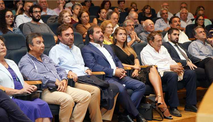 Επιστήμονες από το Πανεπιστήμιο Κρήτης και το ΙΤΕ, η οικογένεια Καράτζη και πλήθος κόσμου έδωσαν το "παρών" στη εκδήλωση του Συλλόγου Φίλων ΙΤΕ