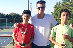 Οι Μπουνάκης, Καρακώστας με τα κύπελλά τους