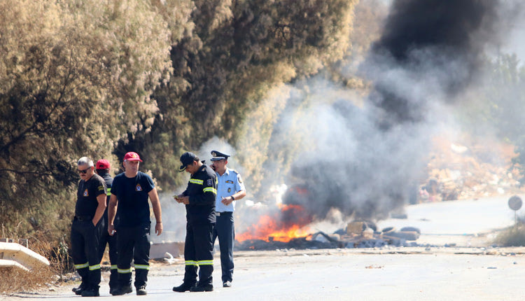 Η κατεδάφιση μιας αυθαίρετης κατασκευής στον καταυλισμό των Ρομά στα Δύο Αοράκια πυροδότησε σοβαρά επεισόδια