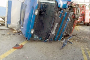 “Δίπλωσε” η νταλίκα, μπλόκαρε ο δρόμος