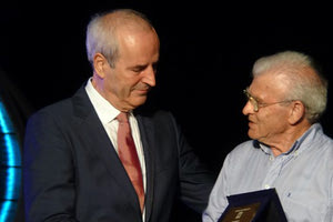 Στιγμιότυπο από τη βράβευση του Μανώλη Ρασούλη