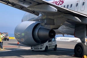 Σύγκρουση αεροπλάνου της εταιρίες Eurowing με αυτοκίνητο στην πίστα του αεροδρομίου Ηρακλείου