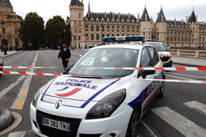 Ένας κωφός επιστήμονας προκάλεσε το μακελειό της αιματηρής επίθεσης με μαχαίρι στο αρχηγείο της αστυνομίας, που σημειώθηκε στο Παρίσι