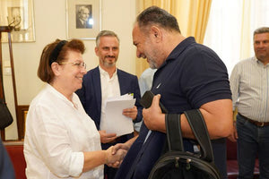 ο επικεφαλής της μείζονος αντιπολίτευσης κ. Γ. Κουράκης με την υπουργό Πολιτισμού κ. Λ.Μενδώνη