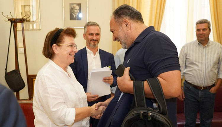 ο επικεφαλής της μείζονος αντιπολίτευσης κ. Γ. Κουράκης με την υπουργό Πολιτισμού κ. Λ.Μενδώνη