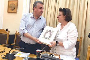 Μενδώνη και Αρναουτάκης κατά τη σύσκεψη στην Περιφέρεια