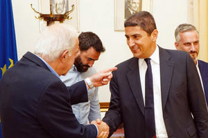 O υφυπουργός Αθλητισμού Λευτέρης Αυγενάκης και ο κ. Λαμπρινός σε θεσμική συνάντηση