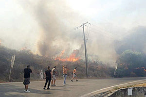Η πυρκαγιά στο Ρέθυμνο απείλησε σπίτια