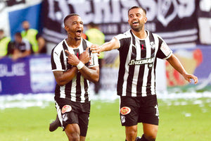 Σεμέντο - Ναμπί πανηγυρίζουν